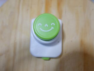 21、小熊排包三明治,表情模具。用模具在海苔上压出表情。