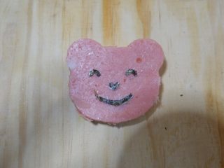 22、小熊排包三明治,蘸少许沙拉酱粘好。