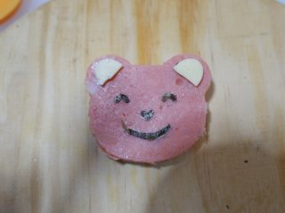 23、小熊排包三明治,在用芝士片压出耳朵,同样粘少许沙拉酱粘好