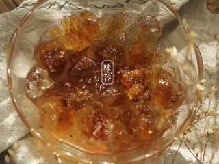 3、火龙果银耳糖水,（桃胶看着不大，但是泡完之后会发得很大。）泡发后的桃胶，清澈透明。