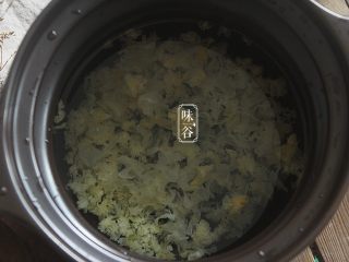 7、火龙果银耳糖水,将银耳放进锅内，加入适量的清水；