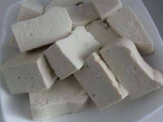 1、自制鸳鸯火锅,豆腐洗干净切块。