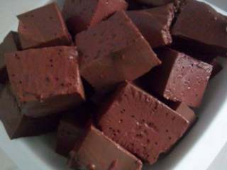 2、自制鸳鸯火锅,羊血也洗干净切小块。