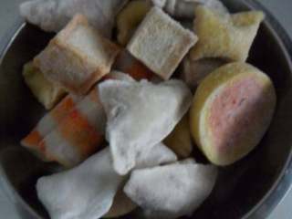 3、自制鸳鸯火锅,鱼豆腐、蟹棒、虾饺装盘备用。