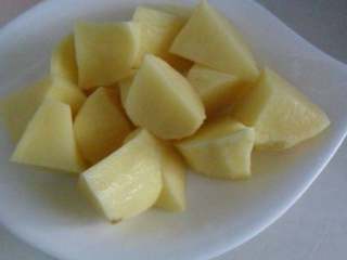 5、自制鸳鸯火锅,土豆去皮切块，洗去淀粉备用。