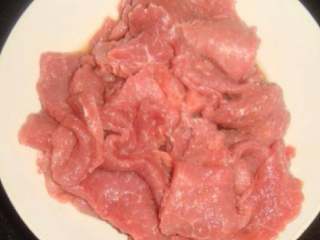 7、自制鸳鸯火锅,猪肉洗净。