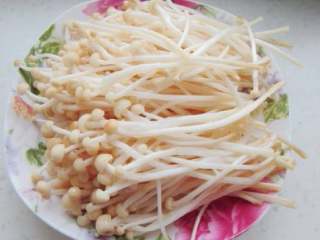 8、自制鸳鸯火锅,金针菇洗净。