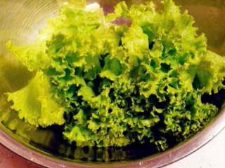 9、自制鸳鸯火锅,生菜洗净。