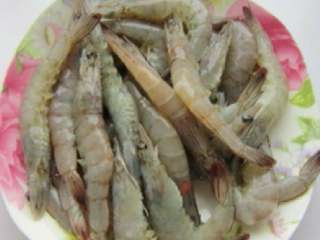 11、自制鸳鸯火锅,虾去黑线，洗净。