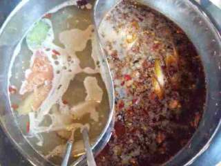 12、自制鸳鸯火锅,鸳鸯锅，原味的是自己熬制的骨汤，麻辣味的是放的火锅底料，开始涮火锅啦！