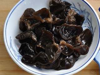 10、自制鸳鸯火锅,黑木耳洗净。