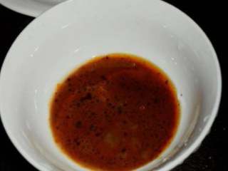 13、自制鸳鸯火锅,蘸着酱吃味更佳。