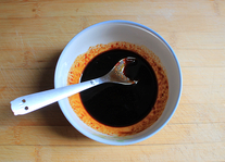 3、家常烧豆腐,取一小碗，韩式辣椒酱1勺、生抽2勺、老抽1勺、白糖1勺、盐半勺调成调料汁。