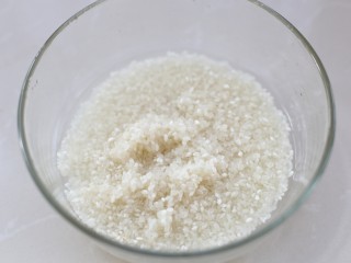 2、上海咸肉菜饭,大米淘洗两遍后添清水浸泡30分钟