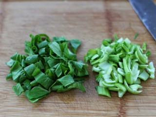 3、上海咸肉菜饭,油菜洗净，将油菜梗和油菜叶分别切丁备用