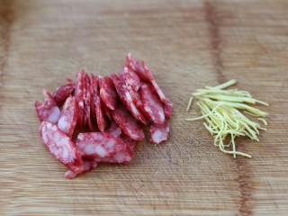 4、上海咸肉菜饭,腊肠切片，姜切细丝