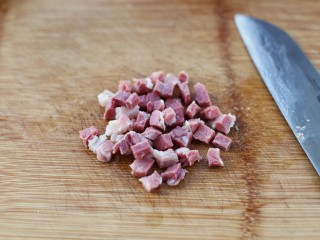5、上海咸肉菜饭,咸肉洗净放入开水中煮3-5分钟，取出后切小丁备用