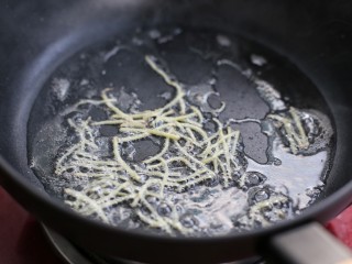 8、上海咸肉菜饭,然后炒香姜丝