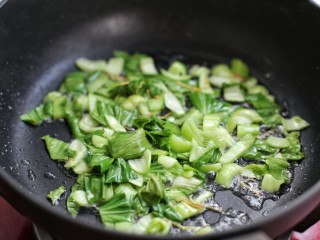 10、上海咸肉菜饭,再放入油菜叶翻炒均匀