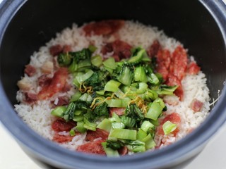 14、上海咸肉菜饭,将炒好的油菜放入米饭中