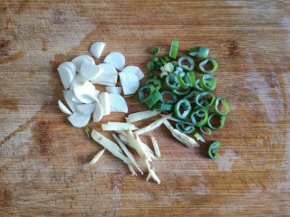 4、辣炒小鱼干,葱切葱花,蒜切片,姜切丝,青红椒切圈。