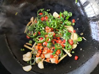 6、辣炒小鱼干,下入青红椒翻炒一下。