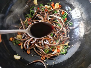 8、辣炒小鱼干,加入半勺料酒,半勺香醋,一勺味极鲜酱油翻炒一下。加料酒和香醋的目的都是为了去腥。