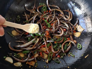 9、辣炒小鱼干,最后加适量的盐和鸡精翻炒均匀,也可根据个人口味加一丢丢的白糖提鲜。