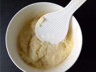 5、咖喱土豆盖饭,土豆蒸熟后，趁热将土豆捣成泥；