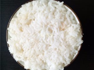 13、咖喱土豆盖饭,盛入米饭，用勺子压平；