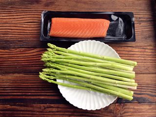 1、芦笋三文鱼卷,芦笋洗净备用。