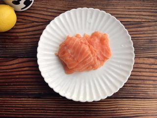 2、芦笋三文鱼卷,三文鱼切薄片。