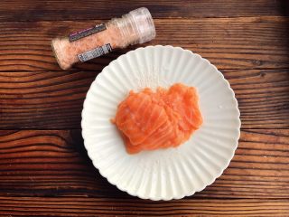 3、芦笋三文鱼卷,加入胡椒粉、海盐、柠檬汁，腌制5分钟。