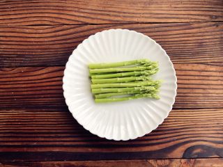 4、芦笋三文鱼卷,取芦笋的上部,比较嫩。根部可以另用~