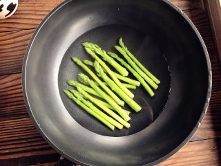 6、芦笋三文鱼卷,加入胡椒粉、海盐、柠檬汁，腌制5分钟。