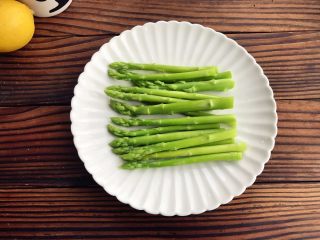 7、芦笋三文鱼卷,捞出后,可用冷白开水冲一下,降下温,可以保持芦笋颜色清亮!