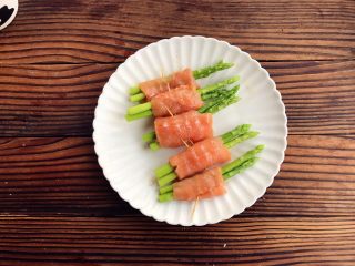 9、芦笋三文鱼卷,用牙签固定,保持形~