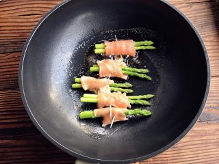 10、芦笋三文鱼卷,中小火煎1分钟左右即可,也可以按个人喜好的口感调整一下时间~