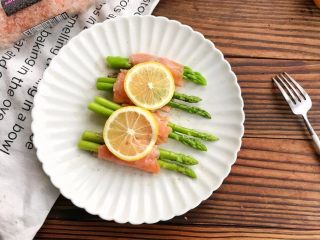 11、芦笋三文鱼卷,装盘,铺上几片柠檬,颜值瞬间又提升不少,一道充满夏日阳光的佳肴~