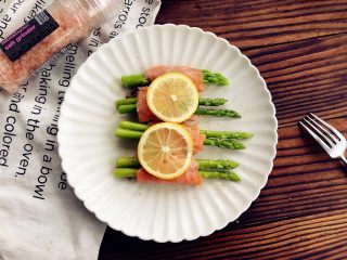 12、芦笋三文鱼卷,