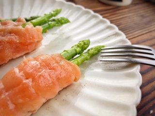 13、芦笋三文鱼卷,