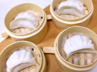 4、水晶虾饺,趁热将水晶面团做好饺子皮，将饺子包好