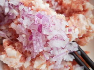 4、茄汁杏鲍菇,将洋葱碎放入肉末中