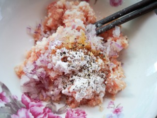 5、茄汁杏鲍菇,加入料酒、生抽、淀粉、胡椒粉、白糖和盐