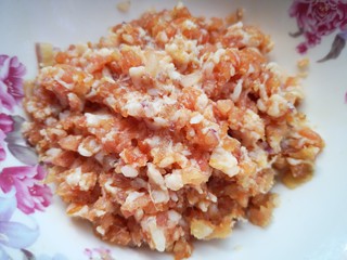 6、茄汁杏鲍菇,搅拌均匀腌制片刻