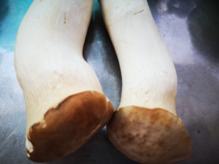 7、茄汁杏鲍菇,杏鲍菇洗净沥干