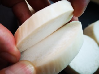 8、茄汁杏鲍菇,切片，每两片连在一起