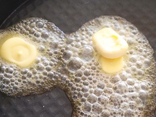 11、茄汁杏鲍菇,电饼铛预热后放入黄油