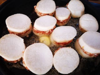 12、茄汁杏鲍菇,放入夹了肉的杏鲍菇