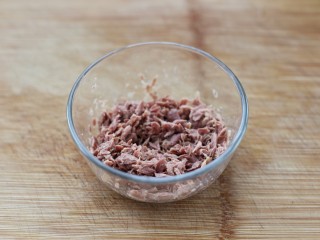 2、金枪鱼寿司,将金枪鱼罐头用勺子捣碎